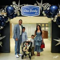 　家族とドジャースタジアムで記念撮影するディアス（ロサンゼルス・ドジャース提供）