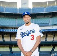 　ドジャースタジアムで笑みを浮かべるディアス（ロサンゼルス・ドジャース提供）