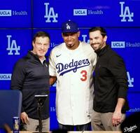 　フリードマン編成本部長（左）、ゴームズＧＭと記念撮影を行うディアス（ロサンゼルス・ドジャース提供）