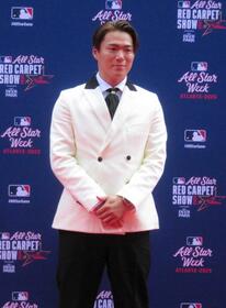 　レッドカーペットに登場した山本由伸（撮影・小林信行）