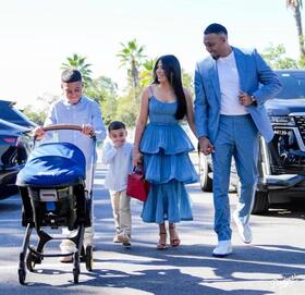 　家族と一緒にクラブハウスへ入るディアス（ロサンゼルス・ドジャース提供）