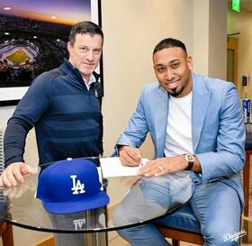 　フリードマン編成本部長と記念撮影するディアス（ロサンゼルス・ドジャース提供）