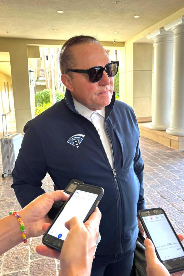 　取材に応じるボラス氏（共同）