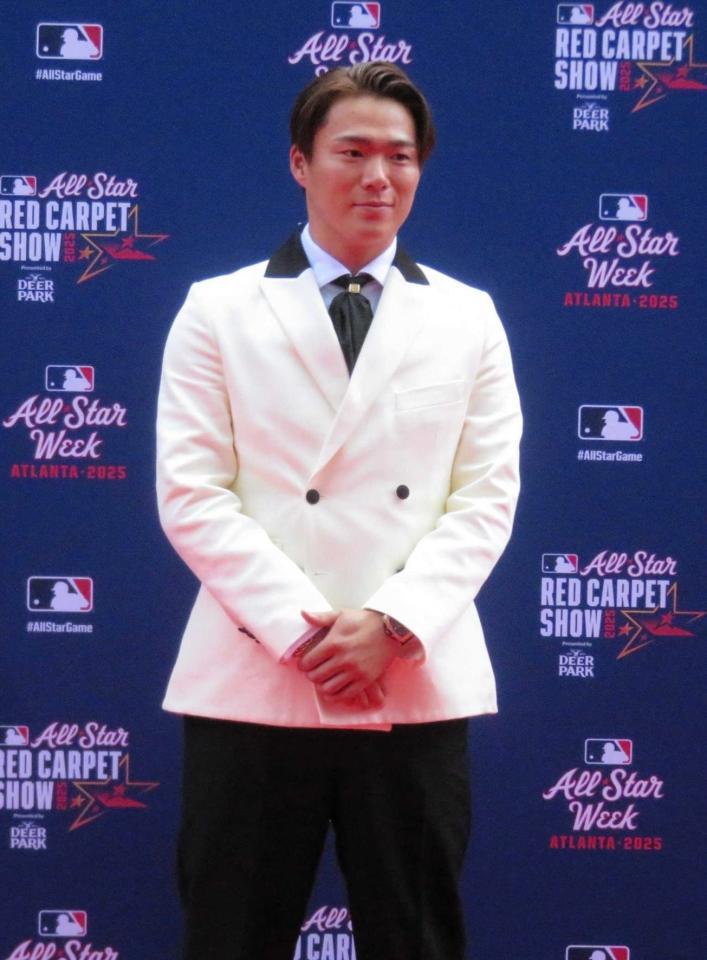 　レッドカーペットに登場した山本由伸（撮影・小林信行）