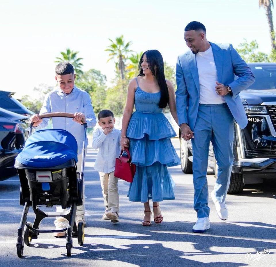 　家族と一緒にクラブハウスへ入るディアス（ロサンゼルス・ドジャース提供）