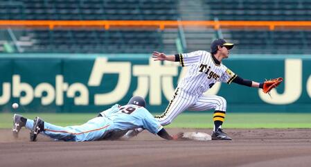 　阪神・上本は牽制球を取れず（走者　巨人・ガルシア）＝２０１６年６月