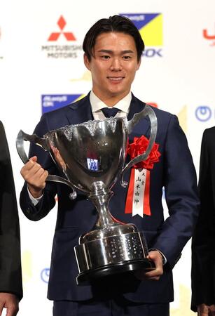 　日本プロスポーツ大賞を受賞し、笑顔を見せる山本（撮影・西岡正）