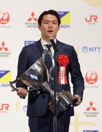 　日本プロスポーツ大賞を受賞し、スピーチする山本（撮影・西岡正）