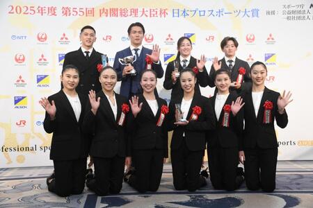 　記念撮影を行う「日本プロスポーツ大賞」のドジャース・山本（後列左から２人目）ら受賞者