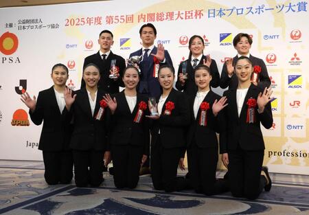 　揃って手を振る（後列左から）小田凱人、ドジャース・山本由伸、岩井千怜、岩井明愛とフェアリージャパンのメンバー（撮影・西岡正）