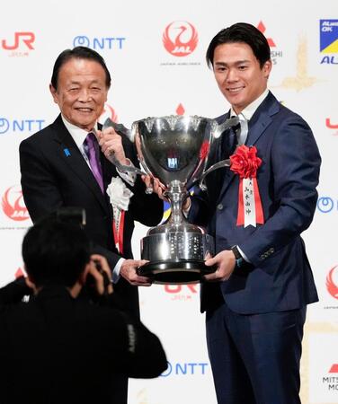 　「日本プロスポーツ大賞」に選出され、笑顔を見せる米大リーグ・ドジャースの山本投手。左は麻生元首相＝17日午後