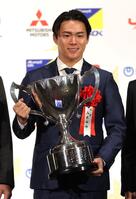 　日本プロスポーツ大賞を受賞し、笑顔を見せる山本（撮影・西岡正）