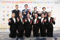 　記念撮影を行う「日本プロスポーツ大賞」のドジャース・山本（後列左から２人目）ら受賞者