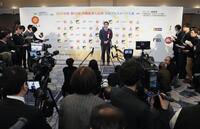 　「日本プロスポーツ大賞」を受賞し、報道陣の取材を受ける山本（中央）