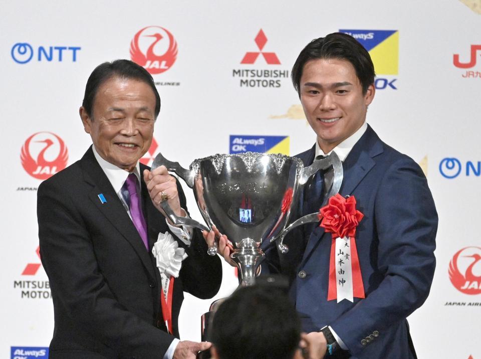 　「日本プロスポーツ大賞」に選出され、笑顔を見せるドジャース・山本。左は麻生元首相