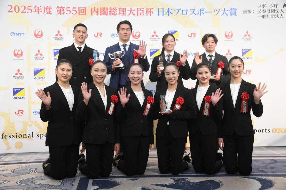 　記念撮影を行う「日本プロスポーツ大賞」のドジャース・山本（後列左から２人目）ら受賞者