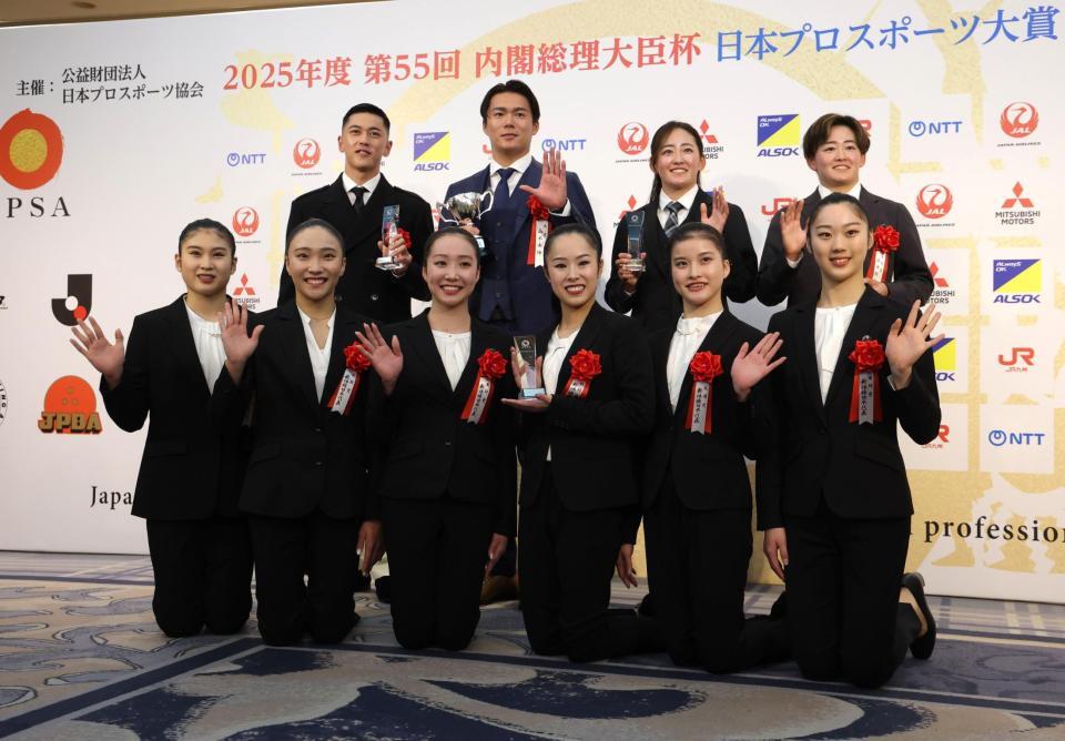 　揃って手を振る（後列左から）小田凱人、ドジャース・山本由伸、岩井千怜、岩井明愛とフェアリージャパンのメンバー（撮影・西岡正）