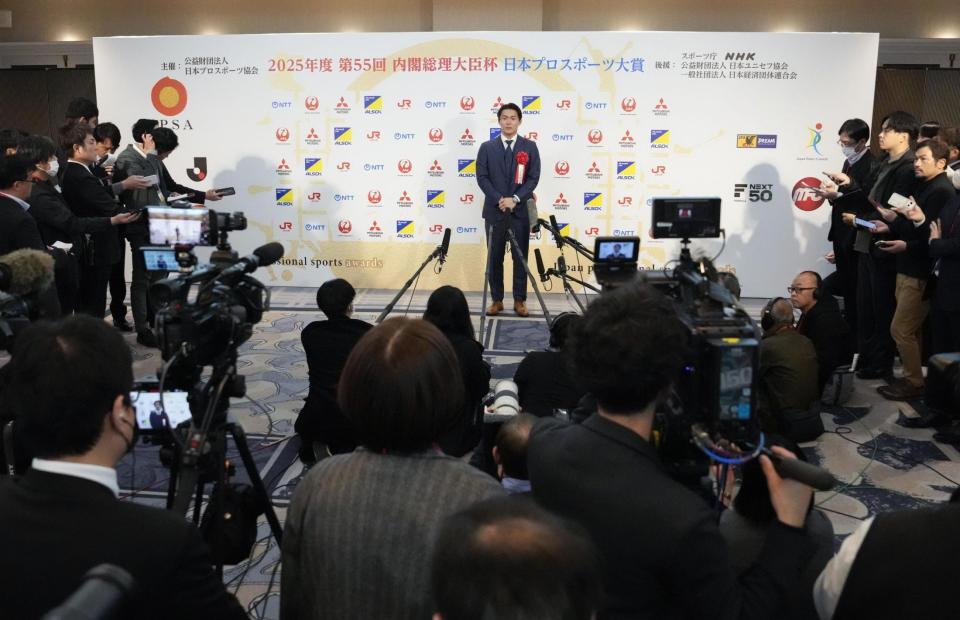 　「日本プロスポーツ大賞」を受賞し、報道陣の取材を受ける山本（中央）