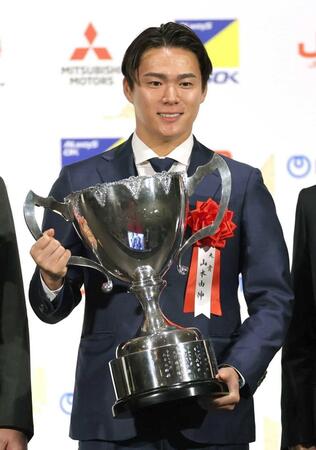 　日本プロスポーツ大賞を受賞し、笑顔を見せるドジャース・山本（撮影・西岡正）