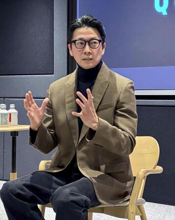 　報道陣の取材に応じるネットフリックスの坂本和隆バイスプレジデント