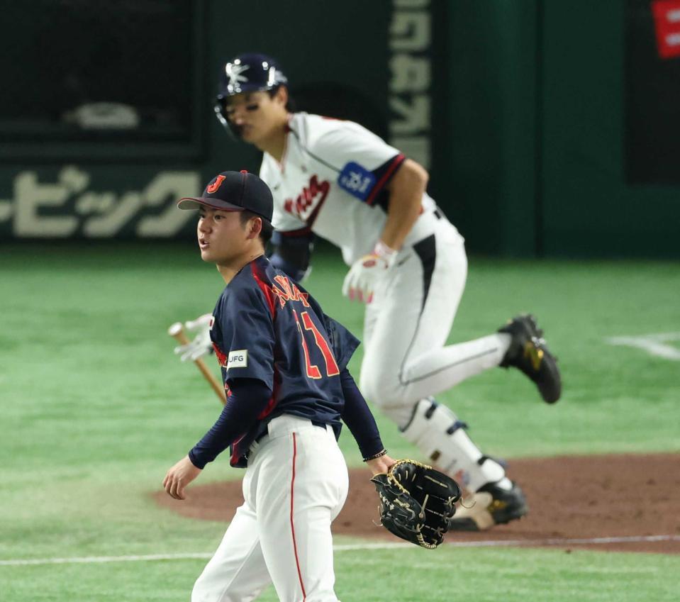 　侍ジャパンの強化試合で金丸から先制２点適時打を放つ韓国・宋成文＝１１月１６日