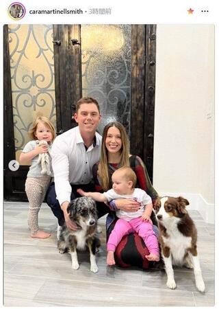 　スミスの妻・カラさんのインスタグラム（ｃａｒａｍａｒｔｉｎｅｌｌｓｍｉｔｈ）より