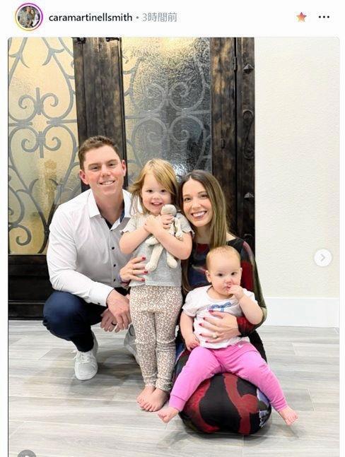 　スミスの妻・カラさんのインスタグラム（ｃａｒａｍａｒｔｉｎｅｌｌｓｍｉｔｈ）より