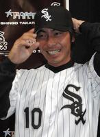 　ホワイトソックスの入団会見でユニホーム姿を披露する高津＝０４年１月（共同）