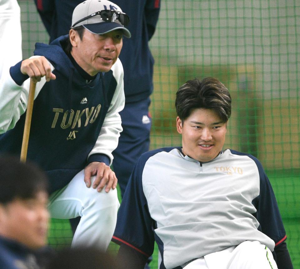 　２月の春季キャンプで話す高津臣吾前監督（左）と村上