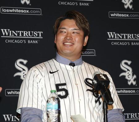 　ホワイトソックスの入団記者会見で笑顔を見せる村上宗隆（共同）