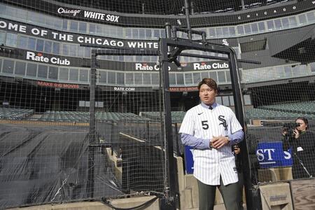 　ホワイトソックスの入団記者会見後、グラウンドに出た村上宗隆（共同）