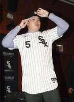 　ホワイトソックスの入団記者会見にユニホーム姿で臨む村上宗隆（共同）