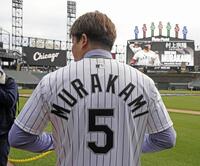 　背番号「５」のユニホーム姿で撮影に応じる、ホワイトソックスに移籍した村上宗隆（共同）