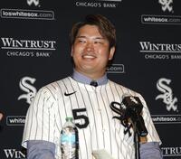 　ホワイトソックスの入団記者会見で笑顔を見せる村上宗隆（共同）