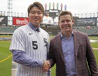 　ホワイトソックスの入団記者会見後、グラウンドでゲッツＧＭ（右）と握手する村上宗隆（共同）