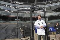 　ホワイトソックスの入団記者会見後、グラウンドに出た村上宗隆（共同）