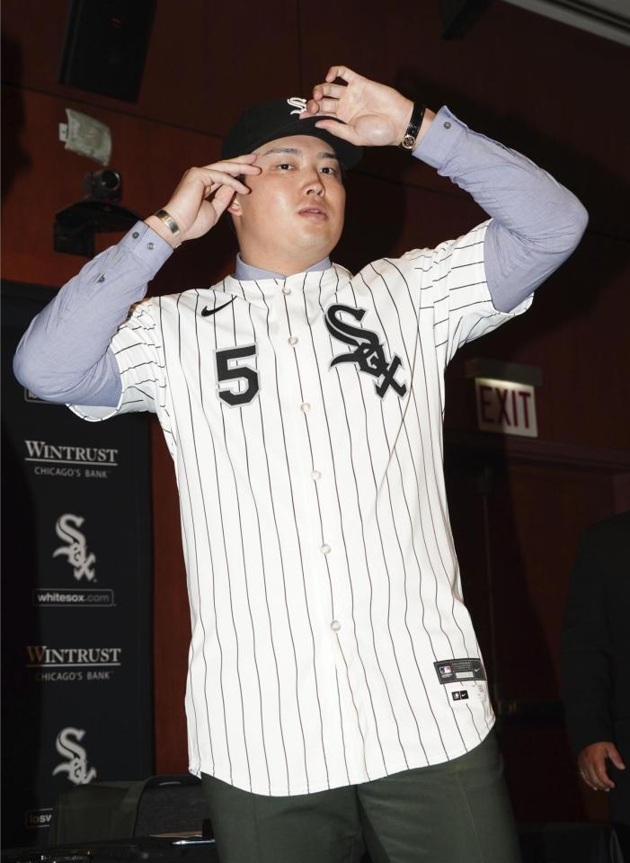 　ホワイトソックスの入団記者会見にユニホーム姿で臨む村上宗隆（共同）