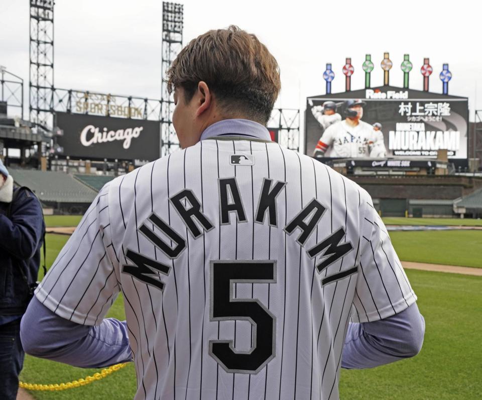 　背番号「５」のユニホーム姿で撮影に応じる、ホワイトソックスに移籍した村上宗隆（共同）
