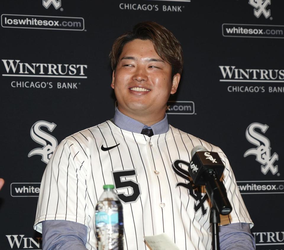 　ホワイトソックスの入団記者会見で笑顔を見せる村上宗隆（共同）