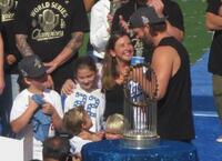 　優勝パレードでエレン夫人に感謝の言葉を贈るカーショー（１１月３日撮影）