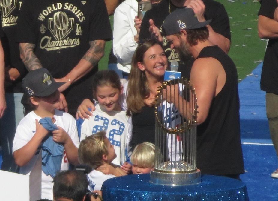 　優勝パレードでエレン夫人に感謝の言葉を贈るカーショー（１１月３日撮影）