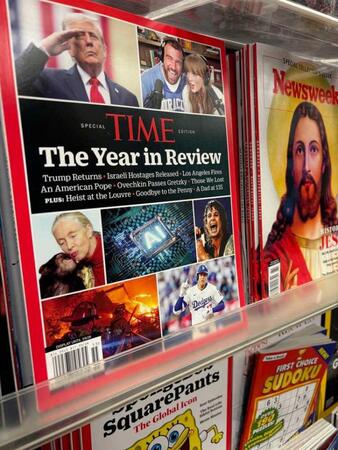 　米ニューヨークの店頭に並んだタイム誌特別号。右下の写真が大谷（共同）