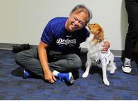 　大谷が撮影したジョン・スーフー氏とデコピン（ジョン・スーフー／ドジャース提供）