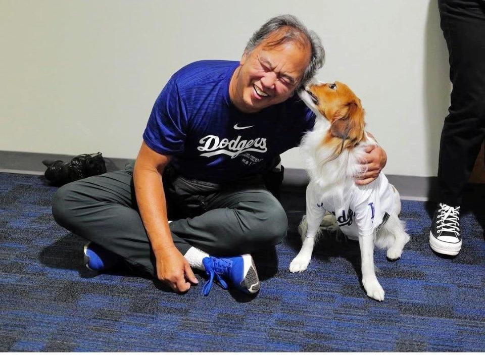 　大谷が撮影したジョン・スーフー氏とデコピン（ジョン・スーフー／ドジャース提供）