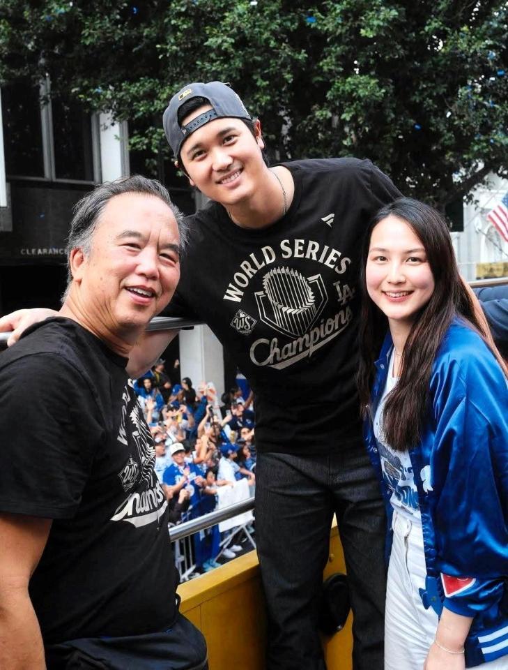 　優勝パレードで写真に納まるジョン・スーフー氏と大谷夫妻（ジョン・スーフー／ドジャース提供）