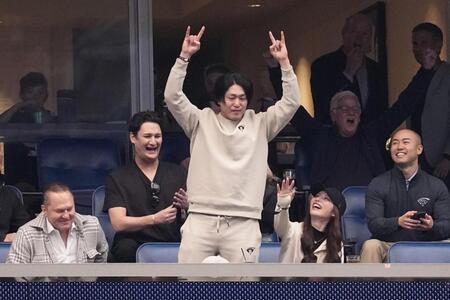 　米ＮＦＬの試合を観戦した今井（中央）＝（Ｐ＝共同