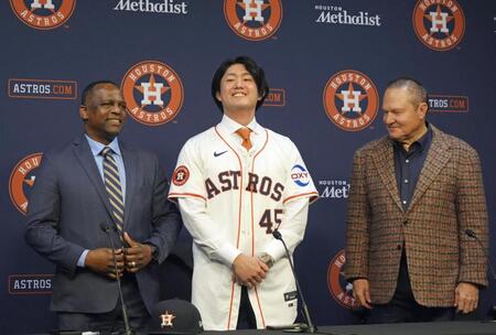 　米大リーグ、アストロズの入団記者会見で笑顔を見せる今井達也投手（中央）＝共同