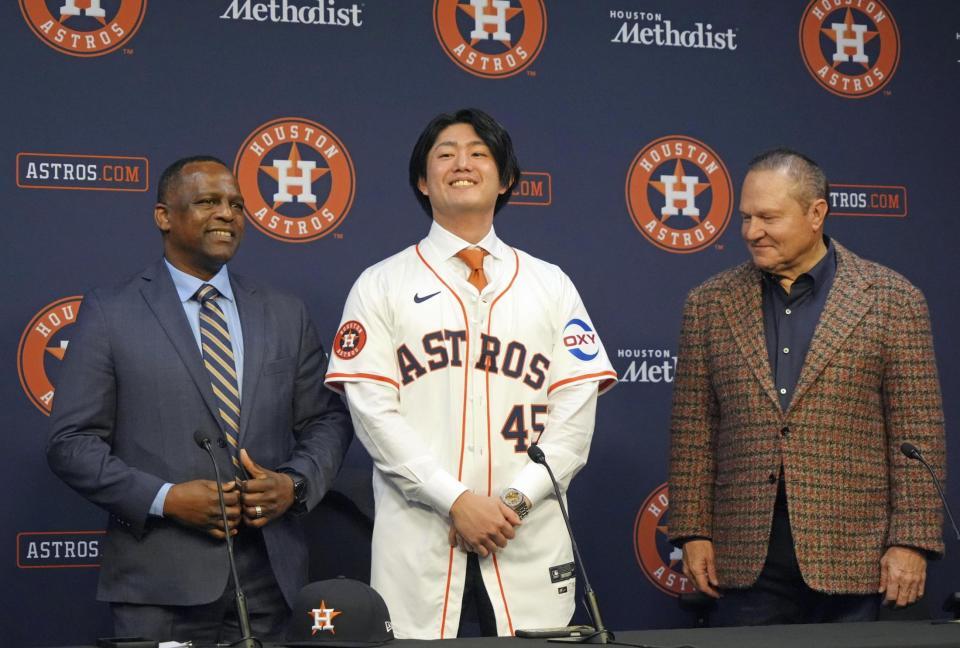 　米大リーグ、アストロズの入団記者会見で笑顔を見せる今井達也投手（中央）＝共同