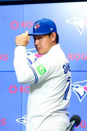　ブルージェイズに加入し、入団記者会見に臨んだ岡本和真内野手＝６日（ゲッティ＝共同）