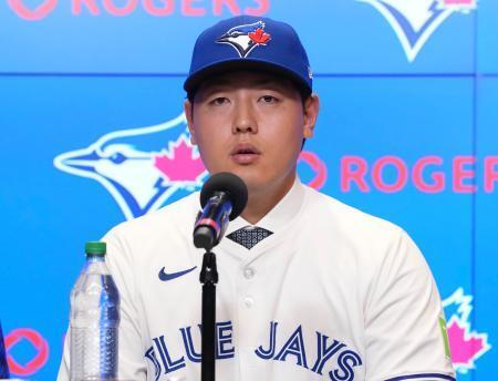 　米大リーグ、ブルージェイズの入団記者会見に臨む岡本和真内野手＝６日、トロント（共同）